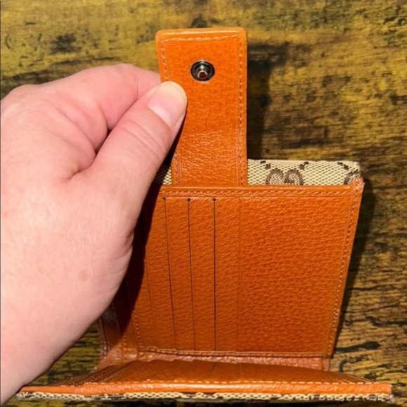 Gucci Beige Monogram Wallet - Picture 10 of 12